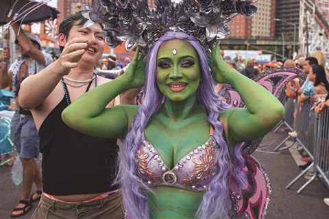 On the Avenue: Mermaids, military heroes draw crowds