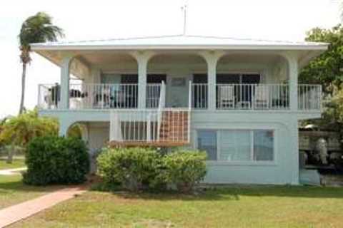 Breezy Palms: Beautiful 4 Bedroom Vacation Rental in Big Pine Key, FL for 8 Guests