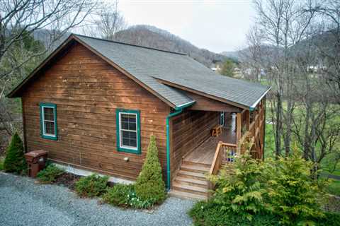 A Happy Roost Log Cabin in Vilas, NC - Spacious 4 Bedroom Retreat for 8 Guests