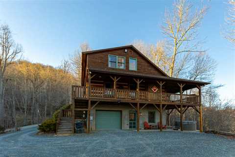 Mountain Laurel Lodge - Beautiful 3 Bedroom Cabin in Valle Crucis, NC - Sleeps 10